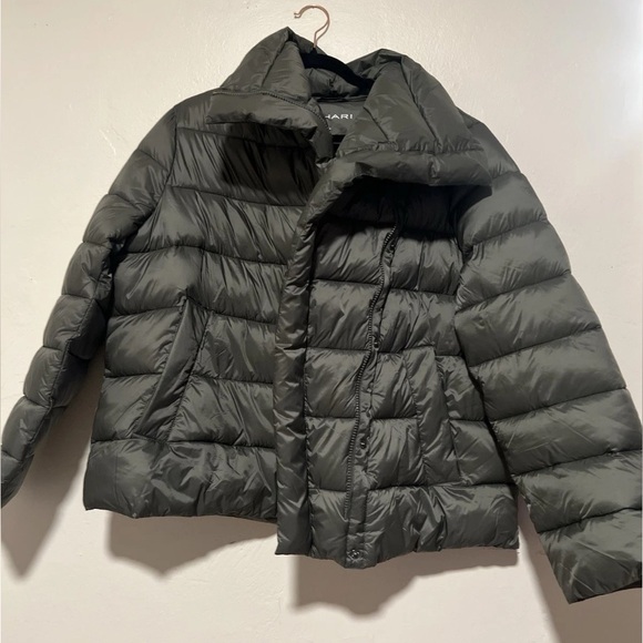 TAHARI Women's XL (12)
Asymmetrical Quilted
Puffer Jacket Packable
Green Zip - Picture 5 of 5